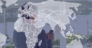 Dünya haritası animasyonlu akıllı telefon, modern ofis ortamında iş adamı. Teknoloji, yenilik, liderlik, küresel, yürütme, animasyon