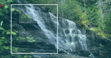 Dijital metin ve veri animasyonu ile kayaların üzerinden akan şelale. Doğa, akış, teknoloji, çevre, görselleştirme, fütürist