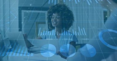 Ofiste, iş kadını grafik ve çizelge animasyonlarıyla verileri tartışıyor. şirket, analitik, takım çalışması, teknoloji, sunum, planlama