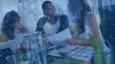 Ofiste, çeşitli gruplar finansal tabloları ve grafikleri animasyonla tartışıyor. Takım çalışması, işbirliği, iş dünyası, finans, veri analizi, beyin fırtınası