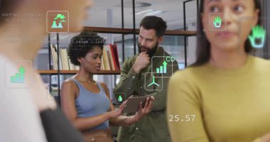 Tablet üzerinde işbirliği yapan, dijital kodu olan çeşitli meslektaşlar ofiste. Takım çalışması, teknoloji, yenilik, iş, çeşitlilik, işbirliği