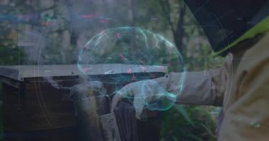 Ormanda, arı kovanı ile çalışan arıcı, dijital beyin animasyonu sahnesi. Arıcılık, arıcılık, doğa, teknoloji, yenilik, dijital dönüşüm