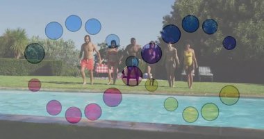 Havuza atlamak, renkli çember animasyonu olan insanlar, eğleniyorlar. Yüzme, yaz, tatil, eğlence, boş zaman, hayat dolu.