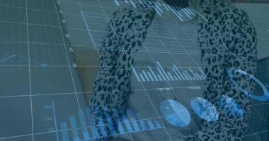 Finansal grafikleri ve veri tahminlerini analiz etmek, ofiste çalışan bir iş kadını. Finans, analitik, tahmin, profesyonel, kurumsal, ekonomi