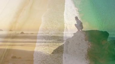 Okyanus dalgaları ve renkli dokular kaya animasyonunda insanın siluetini örtüyor. Doğa, soyut, yaratıcılık, canlı, dijital, sanatsal