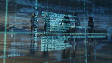 Sahilde dijital kodlarla yürüyen siluetli insanlar animasyonu örtüyor. Teknoloji, yenilik, fütüristik