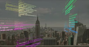 Şehrin ufuk çizgisini kaplayan renkli programlama kodu kentsel gelişimi ve teknolojiyi temsil ediyor. yenilik, yazılım, gelecek, kodlama, dijital, altyapı