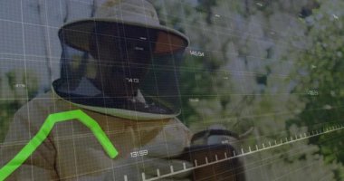 Koruyucu ekipmanlarla çalışan arı yetiştiricisinin yeşil grafik animasyonu. Finans, yatırım, arı, koruma, analiz, sürdürülebilirlik