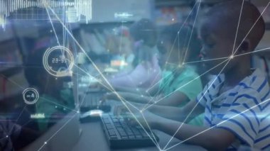 Sınıfta veri ağ animasyonu içeren bilgisayarlar kullanan çocuklar. Teknoloji, eğitim, dijital, bağlantı, yenilik, öğrenme