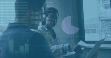 Belgeler analiz ediliyor, ofis ortamında veri işleme animasyonu yapan iş adamları. analitik, takım çalışması, işbirliği, teknoloji, yenilik, şirket