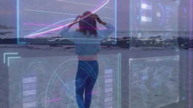Sahilde dijital grafikler ve verilerle yürüyen kadın animasyonu örtüyor. Teknoloji, yenilik, gelecek, analiz, yaşam tarzı, yaz