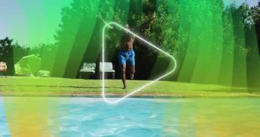 Yüzme havuzuna parlayan bir oyun butonuyla atlayan bir adam. Yaz, su sıçratma, canlı, boş zaman, dijital, teknoloji