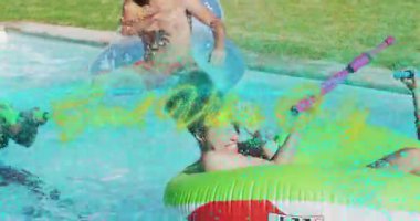 Su tabancasıyla oynamak, bilardodaki çocuk, yetişkin gözlemi, yaz animasyonu. Su sıçratma, eğlence, açık hava, eğlence, aile zamanı, eğlence.