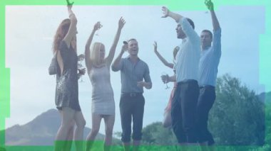 Dışarıda kutlama, grup olarak el ve içki kaldırma, animasyon festivalinin tadını çıkarma. Şenlik, kutlama, eller havaya, eğlence, kalabalık, toplanma