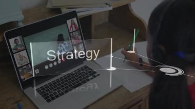 Çevrimiçi sınıfa katılan, animasyon ve araştırma metnini dizüstü bilgisayardan izleyen kişi. Teknoloji, sanal öğrenme, eğitim, e-öğrenme, dijital, öğrenim