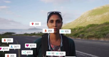 Yolda duran kadın, sosyal medya bilgilendirme ikonlarının animasyonlarıyla çevrili. Teknoloji, etkileşim, bildirimler, dijital, çevrimiçi, bağlantı