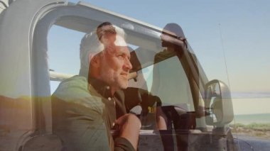 Arabada oturup, gün ışığında dışarıda duran insanların animasyonlarını izleyen bir adam. Teknoloji, artırılmış gerçeklik, sanal deneyim, simülasyon, otomotiv, gözlem