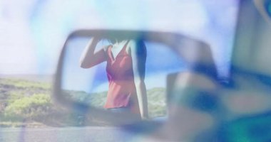 Animasyonda, kırmızı elbiseli kadın mavi kaplamalı araba aynasına yansıdı. Moda, yansıma, zarafet, lüks, araç, yaratıcı