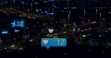 Geceleri işlek şehir otobanında kalp ve animasyon yapmayı seviyor. Sosyal medya, katılım, trafik, kentsel, dijital, etkileşim