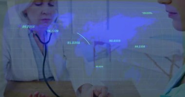 Okulda, tıp uzmanları dünya haritasındaki animasyonla küresel verileri analiz ediyorlar. Sağlık, analiz, araştırma, istatistik, işbirliği, teknoloji