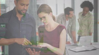 Ofiste işbirliği yapan, dijital veri işleme sistemi olan iş adamları. Takım çalışması, teknoloji, işbirliği, yenilik, şirket, strateji