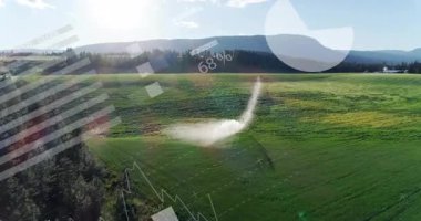 Yeşil arazi üzerinde uçan, veri görselleştirmesinin animasyon örtüsüne sahip beyaz kuş. Hava, kuş bakışı, doğa, grafik örtüsü, teknoloji, analitik