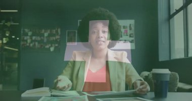 Fikirleri tartışan, ofis ortamında yeşil haç animasyonu olan iş kadını. Beyin fırtınası, yenilik, liderlik, yaratıcılık, şirket, takım çalışması