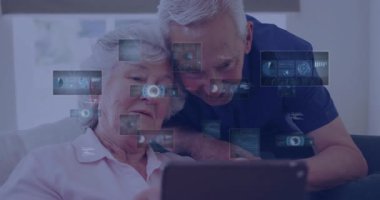 Animasyonlu dizüstü bilgisayar kullanan yaşlı çift, gelecekteki dijital arayüzü keşfediyor. Teknoloji, yenilik, yaşlılar, etkileşimli