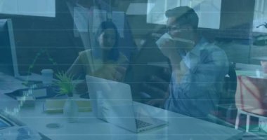 Finansal veri animasyonu eşleşen dizüstü bilgisayarlar üzerinde çalışan iş adamları. finans, teknoloji, takım çalışması, işbirliği, analitik, dijital