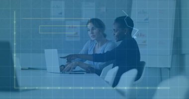 İş kadınları verileri grafik animasyonlarıyla modern ofiste tartışıyor. toplantı, teknoloji, işbirliği, analiz, takım çalışması, yenilik