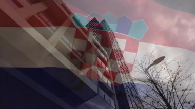 Bulutlu kentsel gökyüzüne karşı modern binaları kaplayan Hırvat bayrağı animasyonu. Şehir manzarası, gökyüzü, metropol, mimari, ulusal, sembolizm