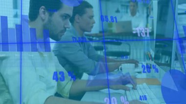 Bilgisayarlarda çalışan iş adamları finansal verilerle animasyonu örtüşüyor. finans, teknoloji, takım çalışması, işbirliği, dijital, analiz