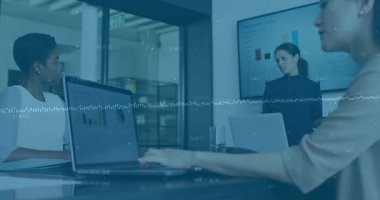 Toplantı odasında, toplantı sırasında çeşitli takımlar veri görselleştirme animasyonunu analiz ediyorlar. İş toplantısı, takım çalışması, işbirliği, beyin fırtınası, veri analizi, strateji