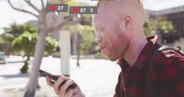 Akıllı telefon ses özelliğini kullanarak, sosyal medya bildirimleri alan kişi animasyon. Teknoloji, iletişim, ses tanıma, bağlantı, çevrimiçi, mobil