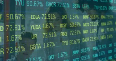Borsa verilerinin animasyonu finans stratejilerini tartışan iş adamlarının üzerini örtüyor. Finans, toplantı, strateji, analitik, şirket, ekonomi
