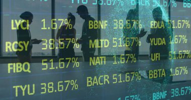 İş adamları üzerinden finansal veri işleme görüntüsü. küresel iş, finans ve veri işleme kavramı dijital olarak oluşturulmuş görüntü.