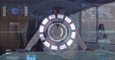 VR kulaklık takan Afro-Amerikan bir adama karşı veri işleme ve neon tarayıcı. bilgisayar arayüzü ve teknoloji kavramı