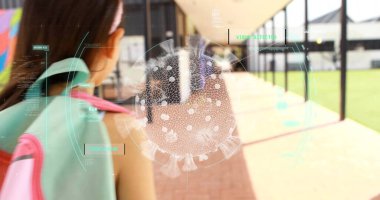 Covid 19 'un koronavirüs hücresinin dönüşünün, okul koridorunda yürüyen kız öğrenciyi taramasının görüntüleri. Okula geri dönüş Coronavirus pandemik konsepti dijital olarak oluşturulmuş görüntü.