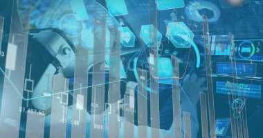 VR kulaklıklı adamın otomatik araba kullanarak görüntülediği bilgi görüntüsü. iletişim teknolojisi dijital arayüz kavramı, dijital olarak oluşturulmuş görüntü.