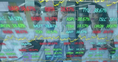 Ofiste çalışan iş arkadaşlarıyla finansal verileri gösteren arayüz görüntüsü. küresel iletişim teknolojisi dijital arayüz kavramı, dijital olarak oluşturulmuş görüntü.