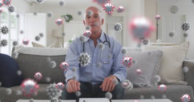 Kameraya bakarak konuşan yaşlı bir doktorun portresine karşı yüzen çoklu covid-19 hücreleri. uzaktan iletişim ve teletıp danışma kavramı.