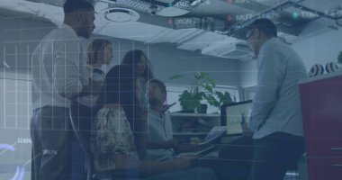 Ofiste çalışan iş arkadaşlarıyla istatistik ve bilgi arayüzü. küresel iletişim dijital arayüz kavramı, dijital olarak oluşturulmuş görüntü.