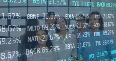 İş adamları üzerinden finansal veri işleme görüntüsü. küresel iş, finans ve veri işleme kavramı dijital olarak oluşturulmuş görüntü.