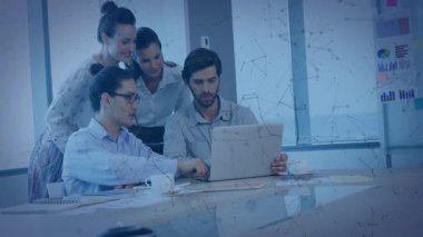 İş ekibi veri canlandırma animasyonu eşleşmesi için dizüstü bilgisayar üzerinde işbirliği yapıyor. İşbirliği, takım çalışması, teknoloji, yenilik, analitik, strateji