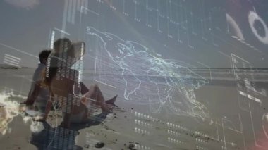 Dünya haritası ve veri animasyonu, kumsalda dinlenen birinin üzerine. Seyahat, rahatlama, tatil, teknoloji, dijital, analitik