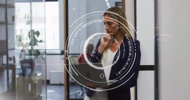 Modern ofis animasyonunda çalışan iş kadını, gelecekteki dijital arayüzü kullanıyor. Teknoloji, yenilik, şirket, işyeri, girişimcilik, ağ