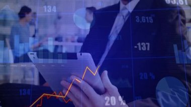 Finansal grafiklerle çalışmak, iş adamı ofiste veri örtüşmesini analiz ediyor. Maliye, analitik, şirket, ekonomi, tablolar, raporlar