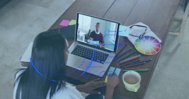 Bilgisayarda dijital veri işleme animasyonu eşliğinde kadın video konferansı. Teknoloji, video çağrısı, telekomünikasyon, sanal toplantı, uzaktan çalışma, yenilik