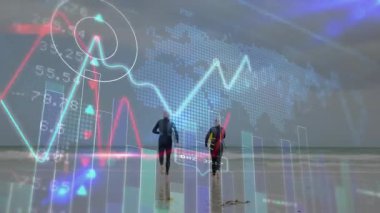 Sahilde koşan, finansal verileri ve grafikleri olan iki kişi. Finans, takım çalışması, işbirliği, aktif yaşam tarzı, analitik, dinamik