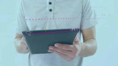 Finansal veriler ve grafikler içeren tablet kullanarak, ofiste analiz yapan adam. İş, teknoloji, analiz, şirket, finans, üretkenlik